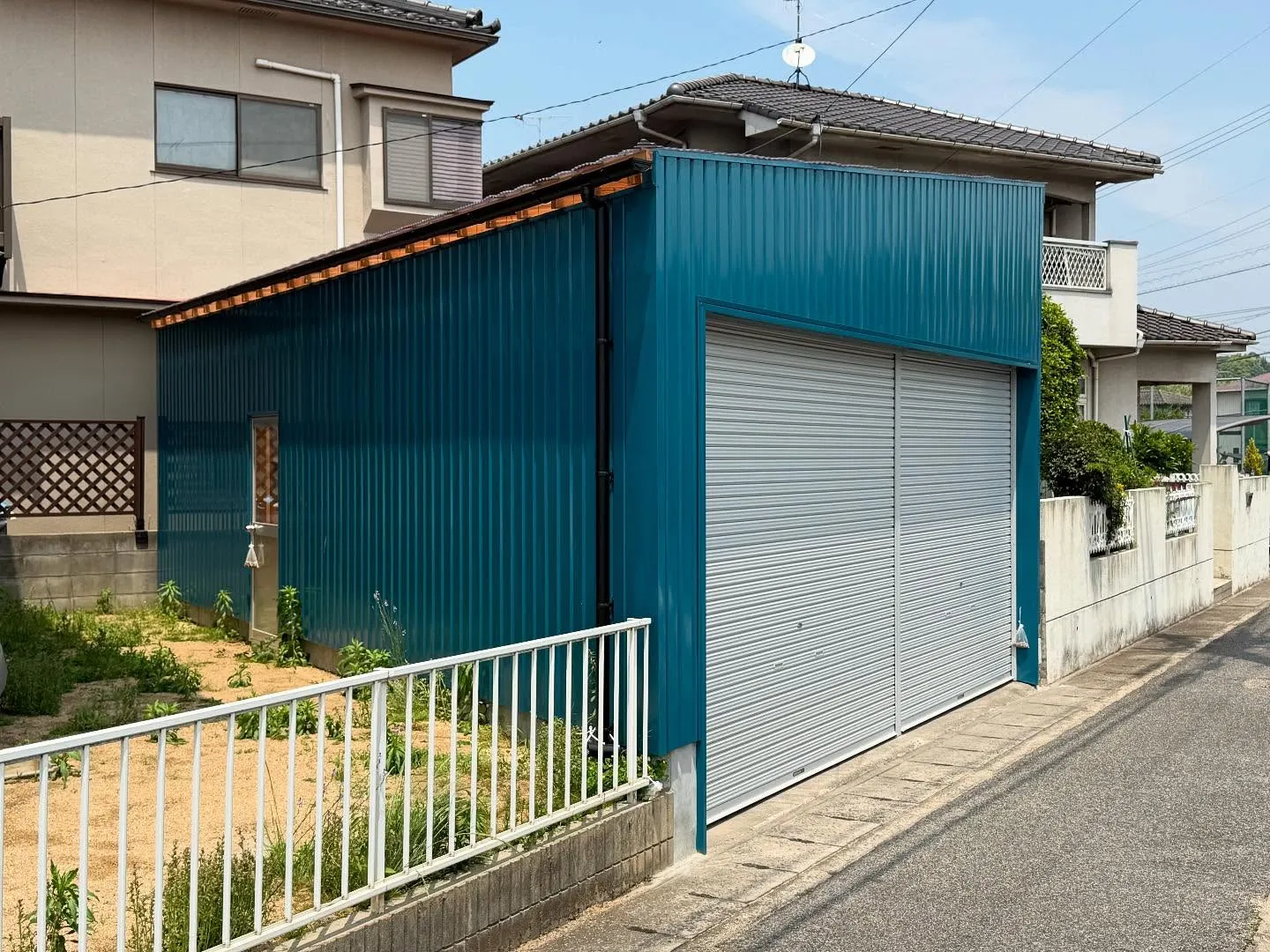 お客様の土地に合わせてガレージを施工しました。